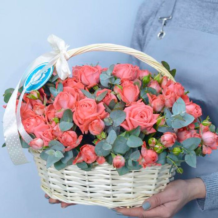 Корзина с кустовыми розами Корзина с кустовыми розами