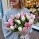 Букет 25 розовых и белых тюльпанов