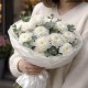 7 белых кустовых хризантем с эвкалиптом