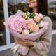 Букет из гортензии и кустовой розы