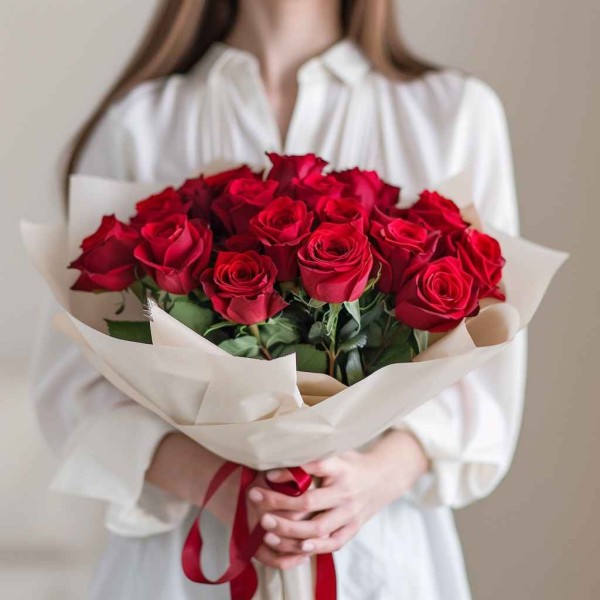 19 алых роз