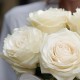 5 белых роз в маленькой коробке