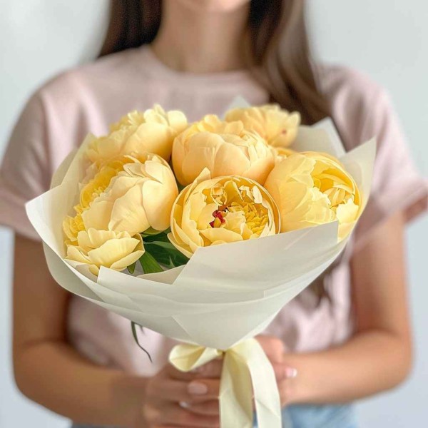 7 желтых пионов