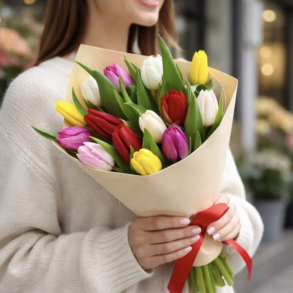 15 разноцветных тюльпанов
