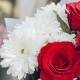 Букет 3 красные розы и кустовая хризантема
