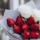 Букет 3 розы с клубникой