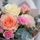 3 розы с кустовой гвоздикой и эвкалиптом