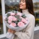 7 розовых кустовых хризантем с эвкалиптом
