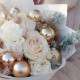 Новогодний букет с елочными шарами