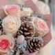 Новогодний букет с еловыми шишками