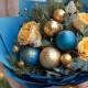 Новогодний букет с золотыми и синими шарами