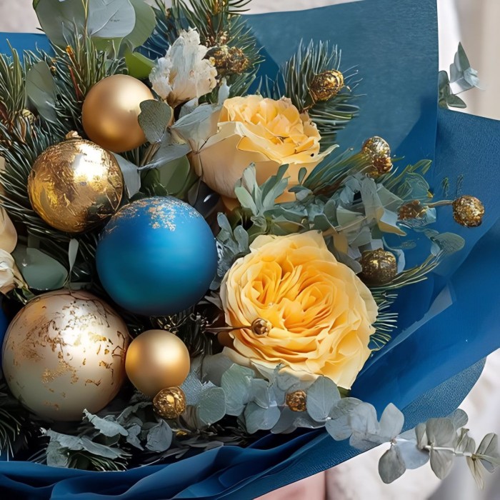 Новогодний букет с золотыми и синими шарами