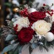 Новогодний букет в белой коробке с розами