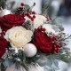 Новогодний букет в белой коробке с розами